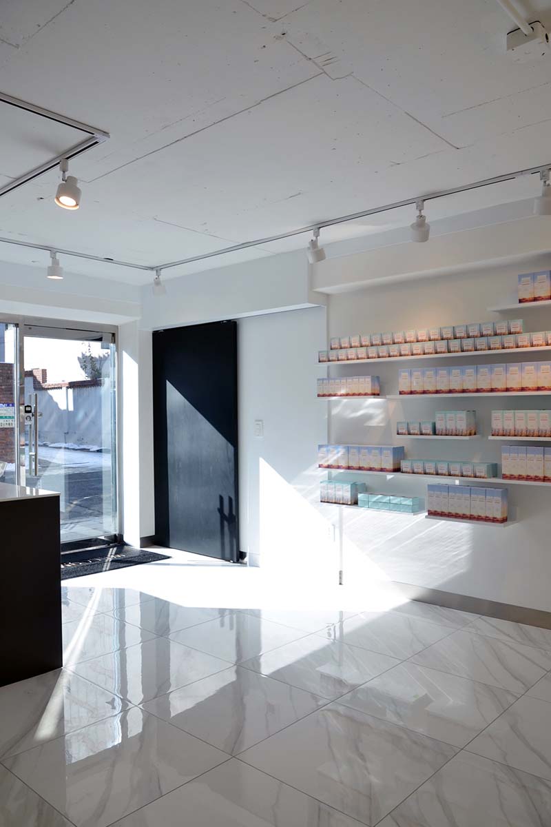 简约白诠释美妆品牌展示空间-5