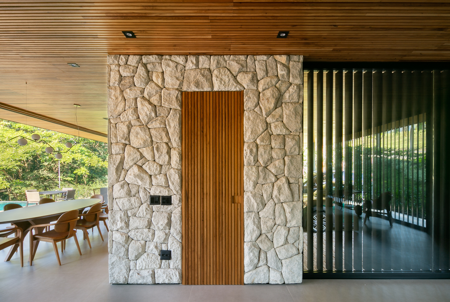 融入自然的现代绿意住宅丨巴西圣保罗丨Belluzzo Martinhao Arquitetos-42