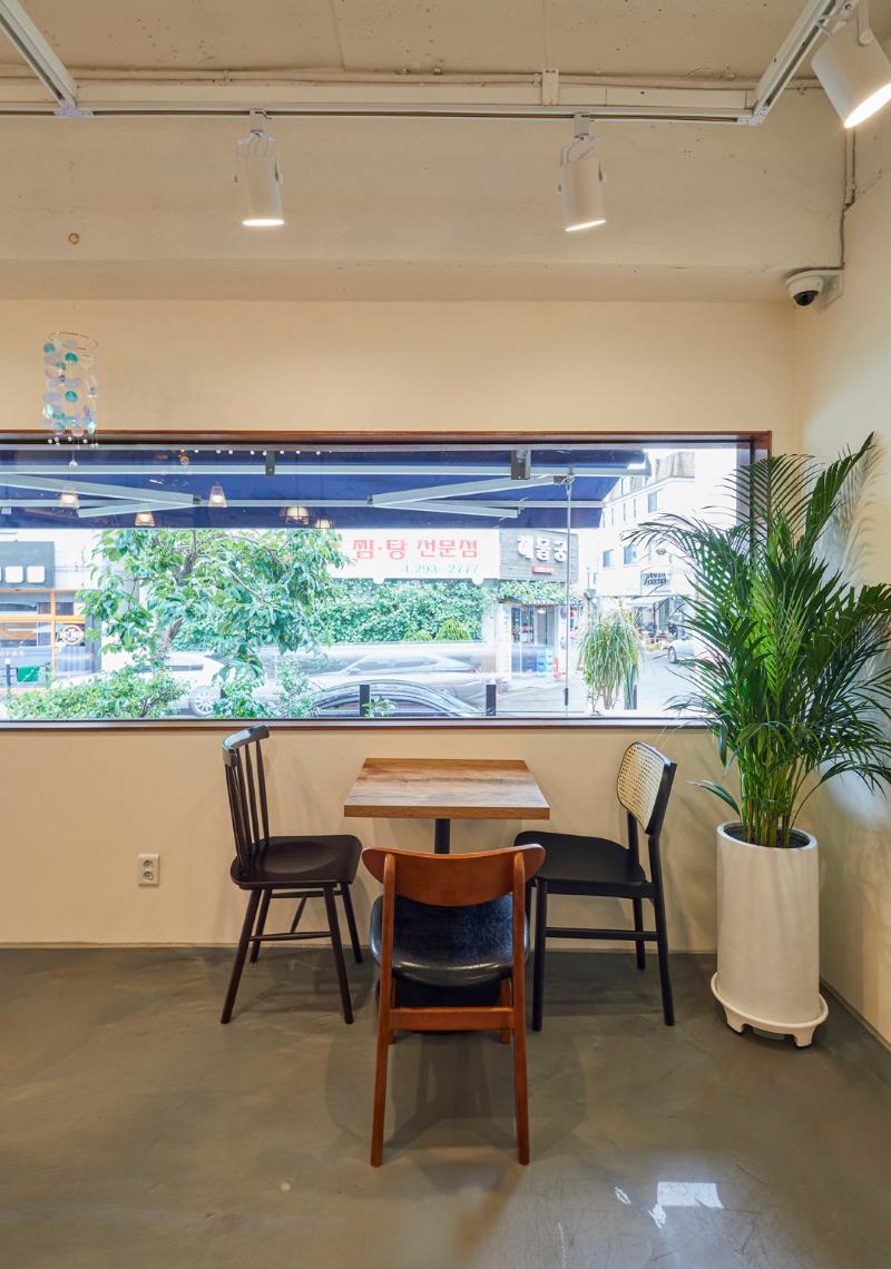 20 平米白色与木质元素咖啡厅设计-13