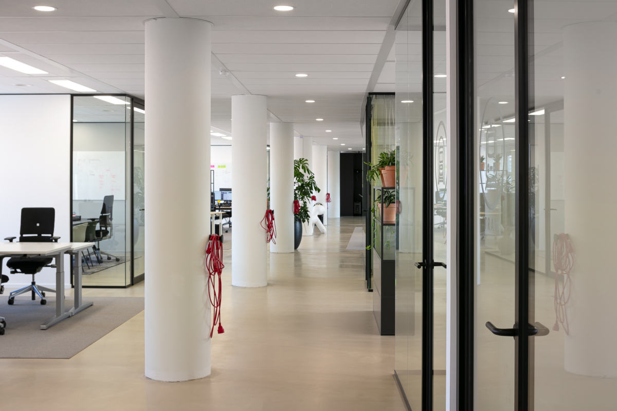 工业风纽约阁楼式办公室,彰显移动出行主题-11