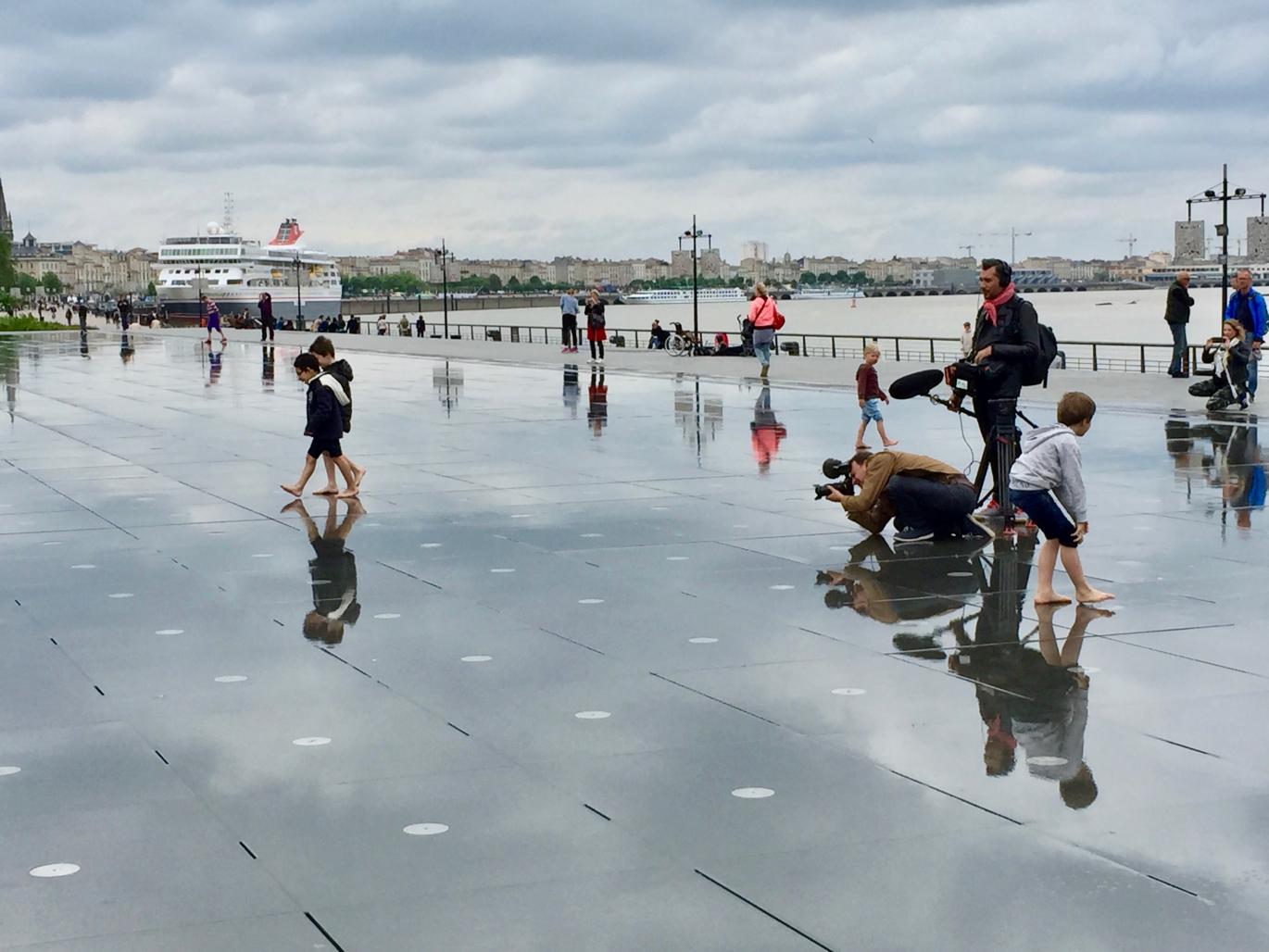 证券交易所广场的水镜

注：Le miroir d’eau常见释义为水镜 ，place de la Bourse可理解为证券交易所广场 ，一般法国很多城市有以此命名的广场，这里因缺乏更多信息无法明确具体城市，故直接按字面翻译 丨法国丨JML Water Feature Design-16