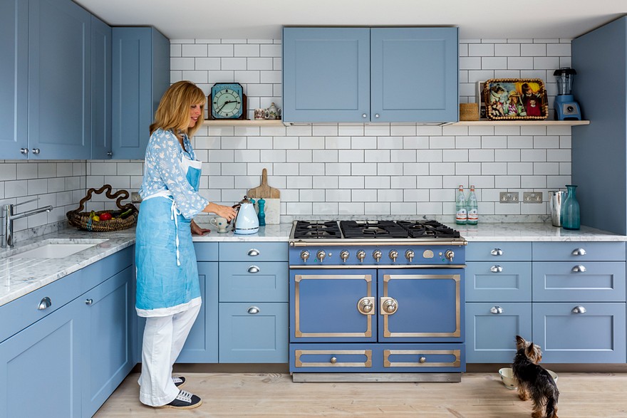 Blue House: London Georgian House Features an Eclectic Mix of Old and New-24