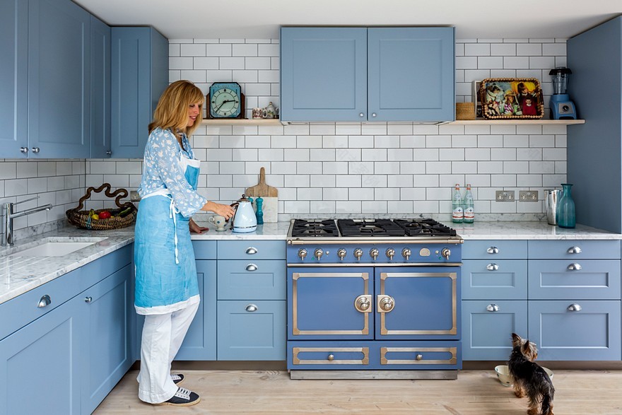 Blue House: London Georgian House Features an Eclectic Mix of Old and New-24