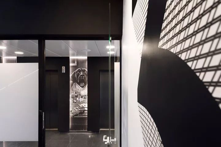 Stars Group 索非亚办公室 | 暗黑主题下的多元化空间设计-14
