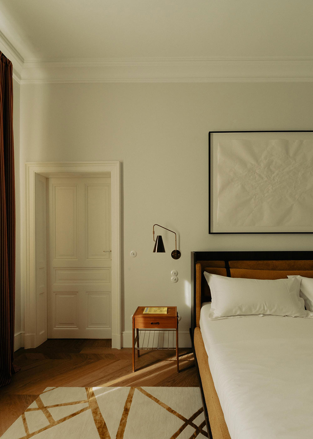 华丽的维也纳公寓,带有红色厨房和复古家具-22