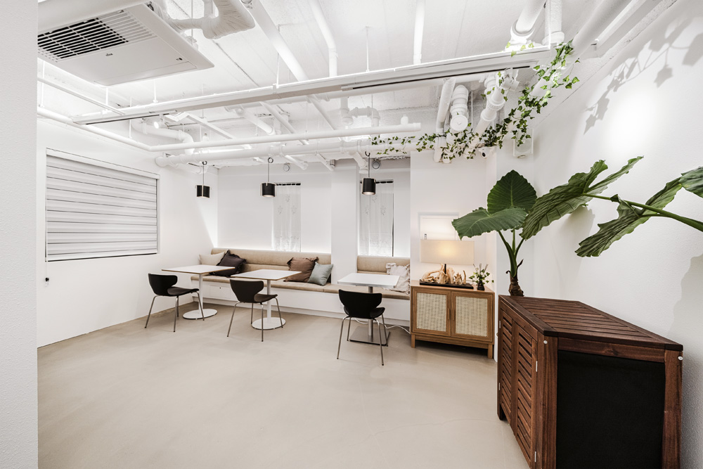 简约白色调的 Lineup Cafe-17