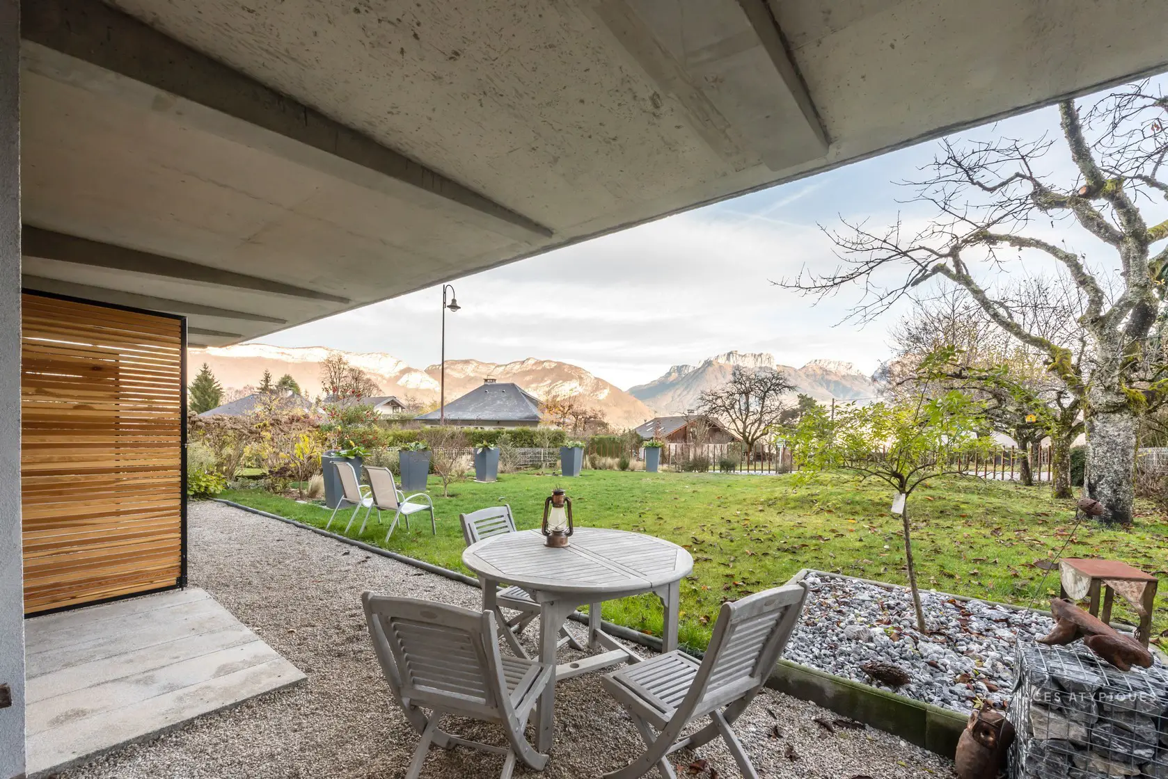 混凝土之魅 · 湖景建筑的极简设计-9