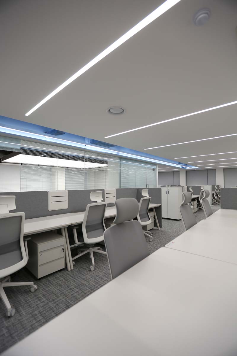 明亮灯光凸显的简约办公空间设计-4