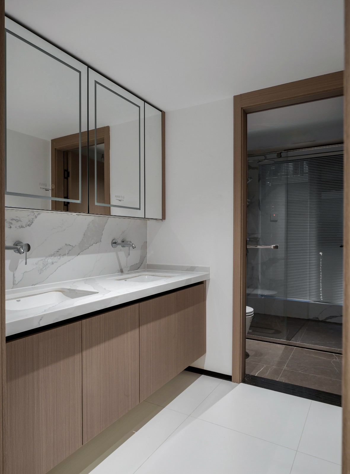 琐碎空间大改造 | 220 平经典现代风设计，灯光与质感的完美结合-34