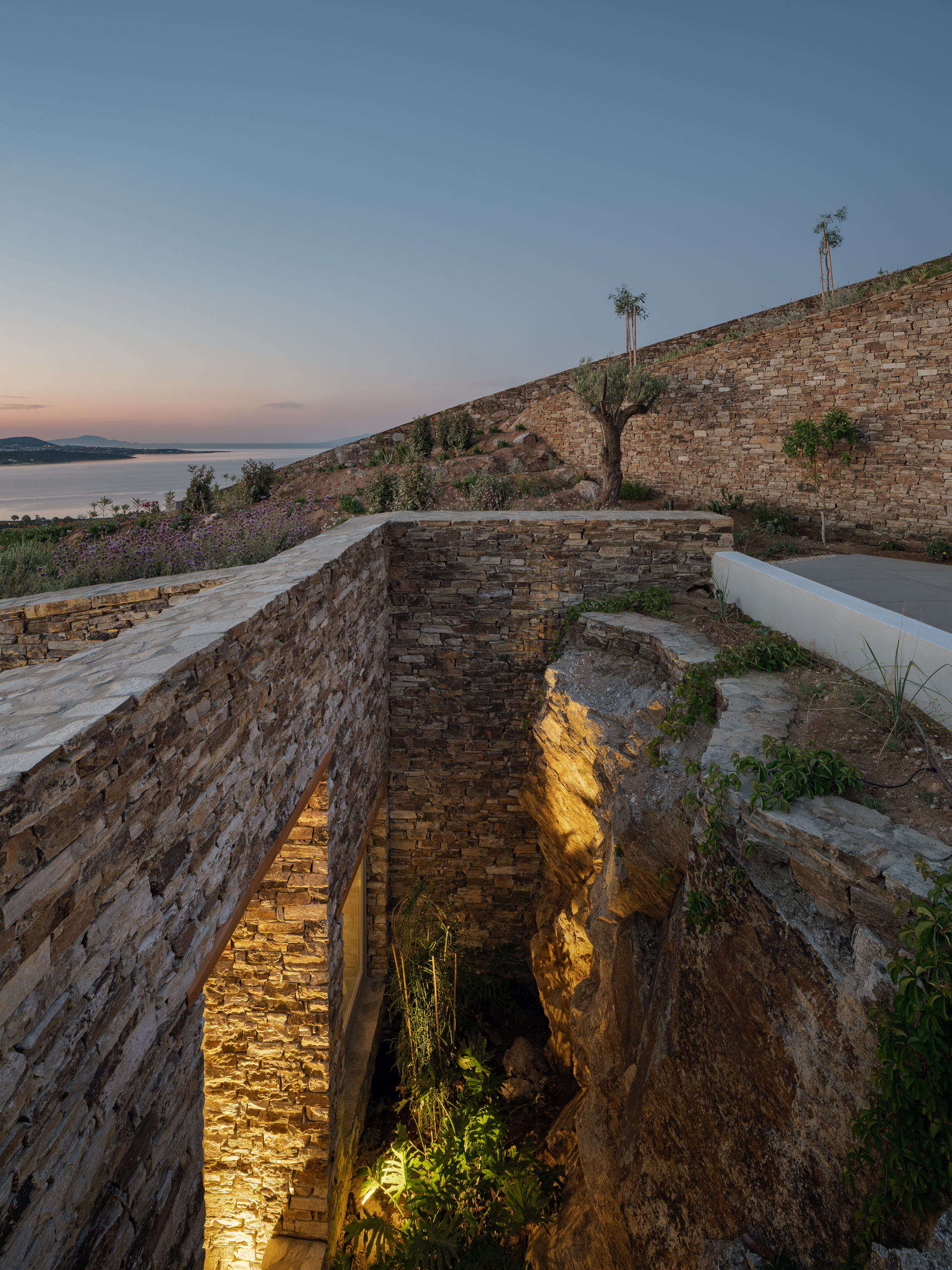 嵌入式石屋别墅丨希腊丨Tsolakis Architects-35