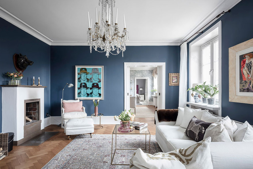 深蓝花卉壁纸 | 瑞典哥德堡大胆斯堪的纳维亚公寓设计-1