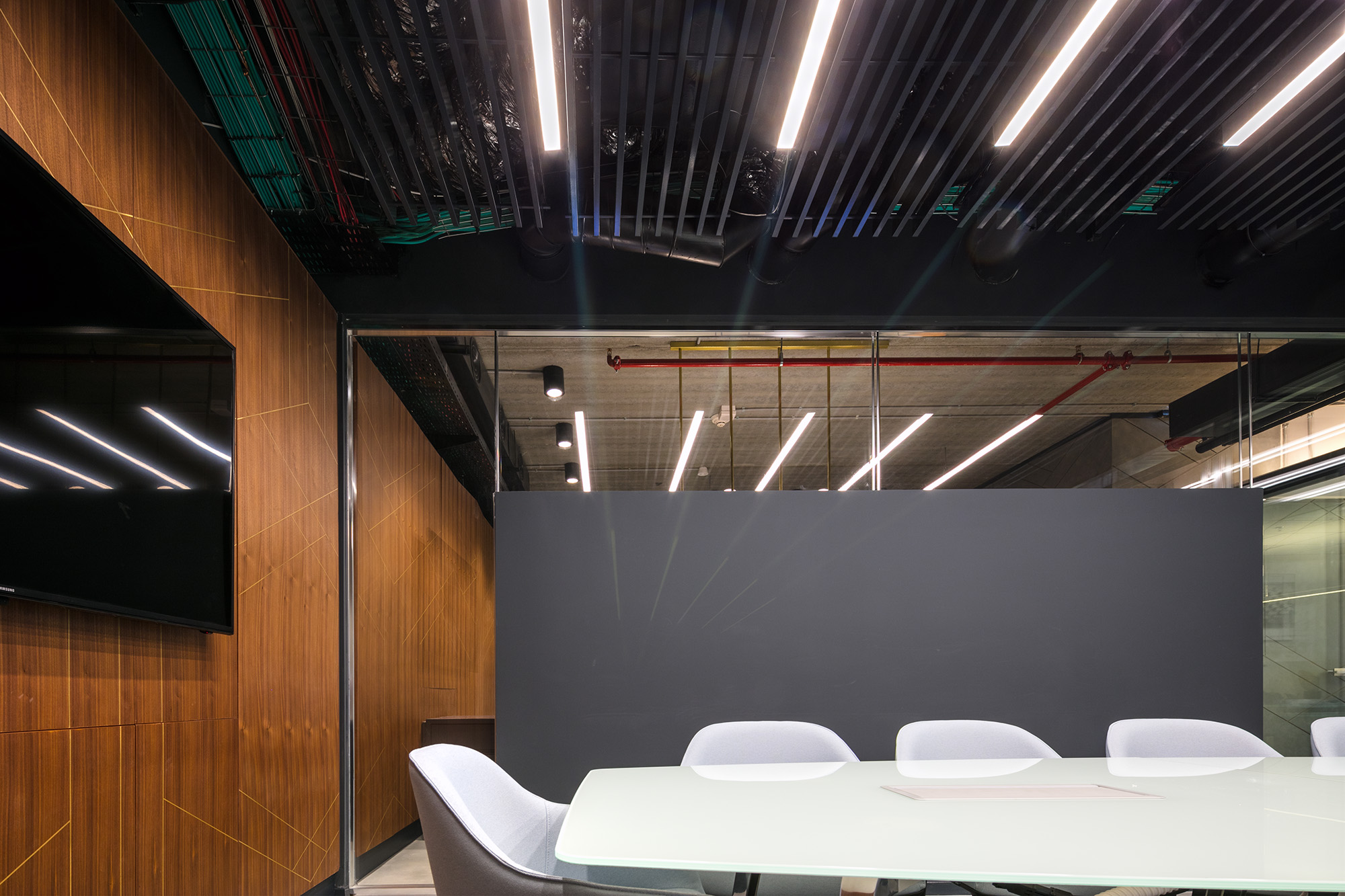 融合自然与工业，展现独特法律美学-27