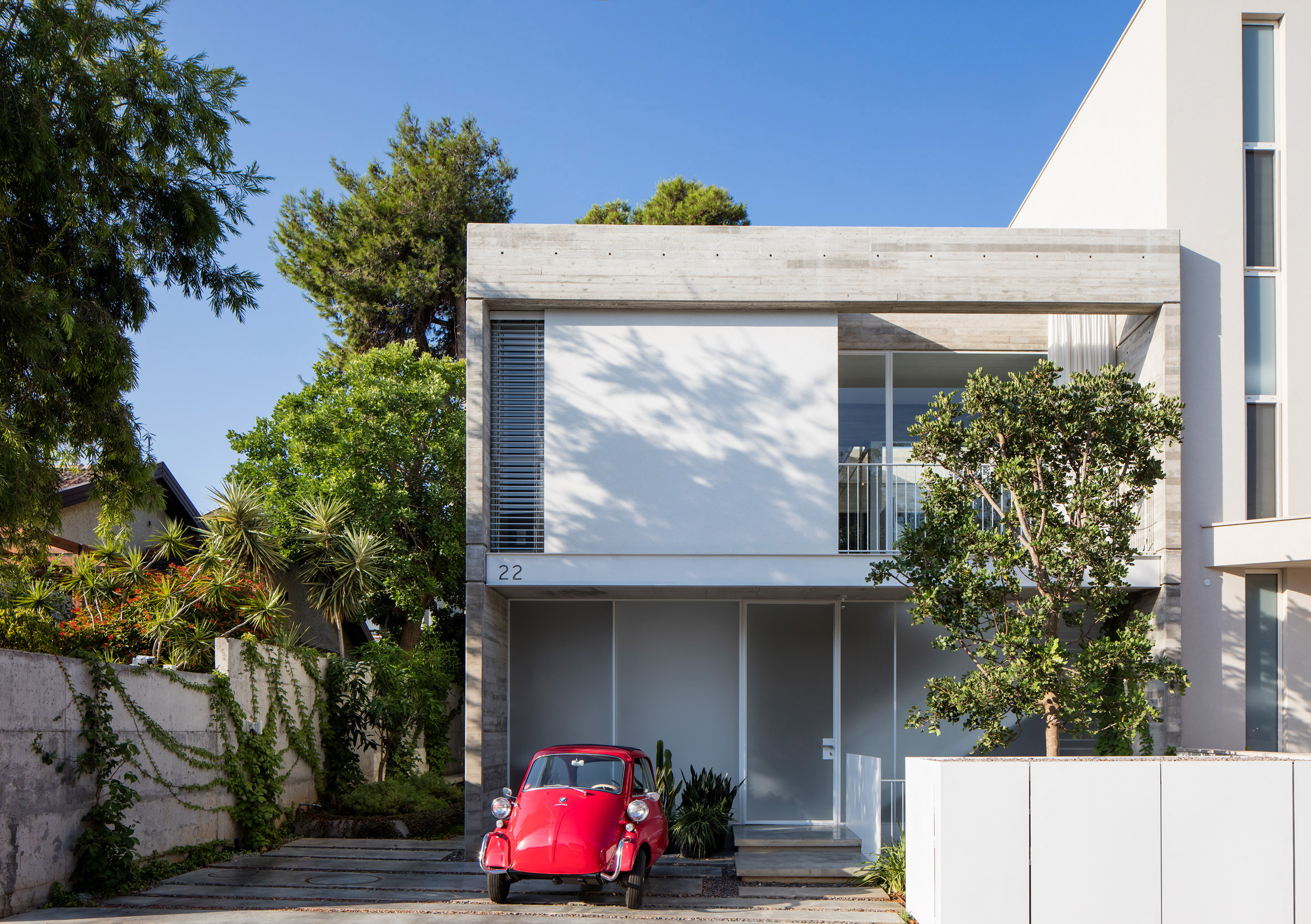 10 buildings that use classic cars to improve their image-19