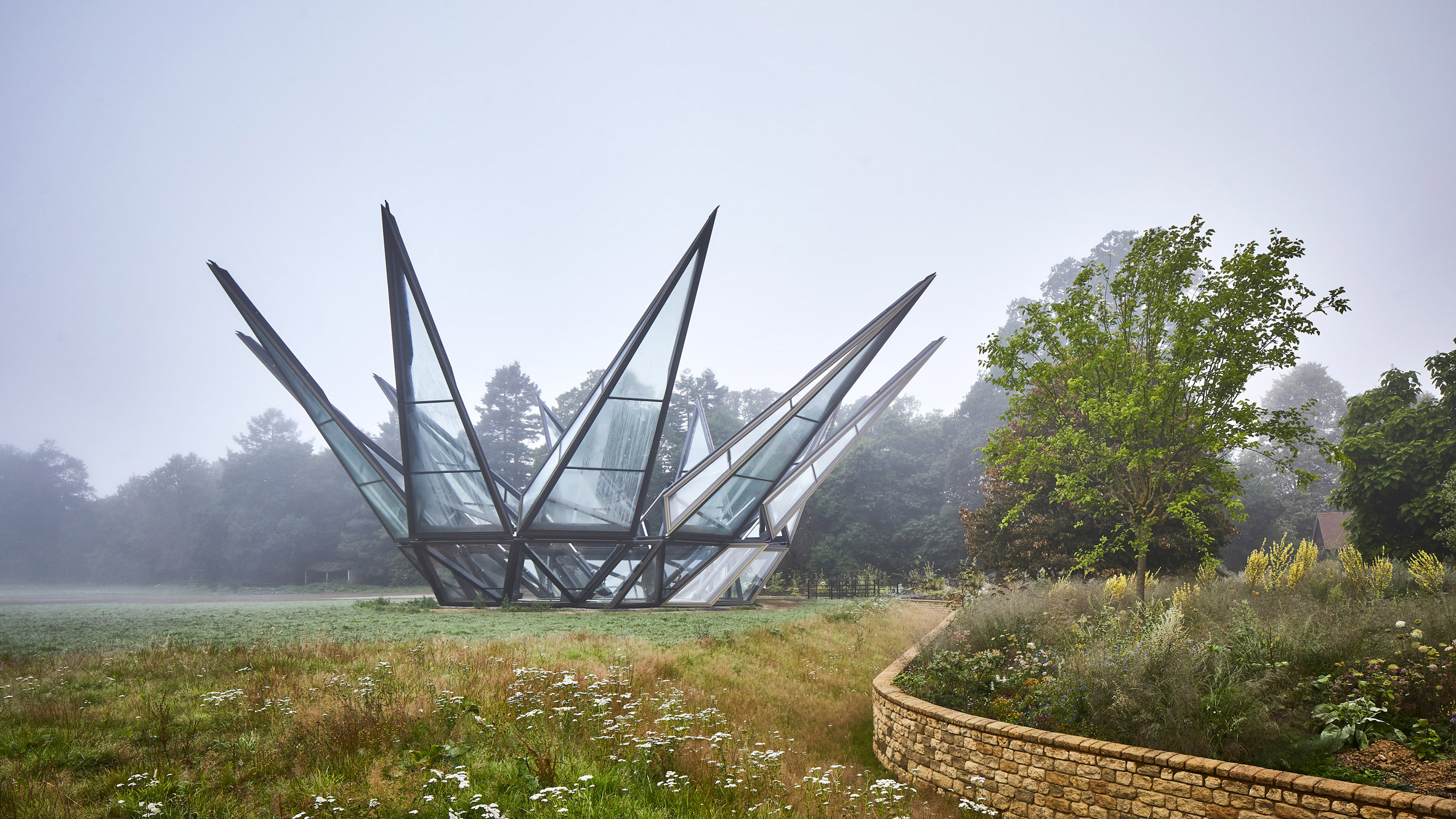 英国历史庄园中的动态玻璃温室 | Heatherwick Studio 新作-0