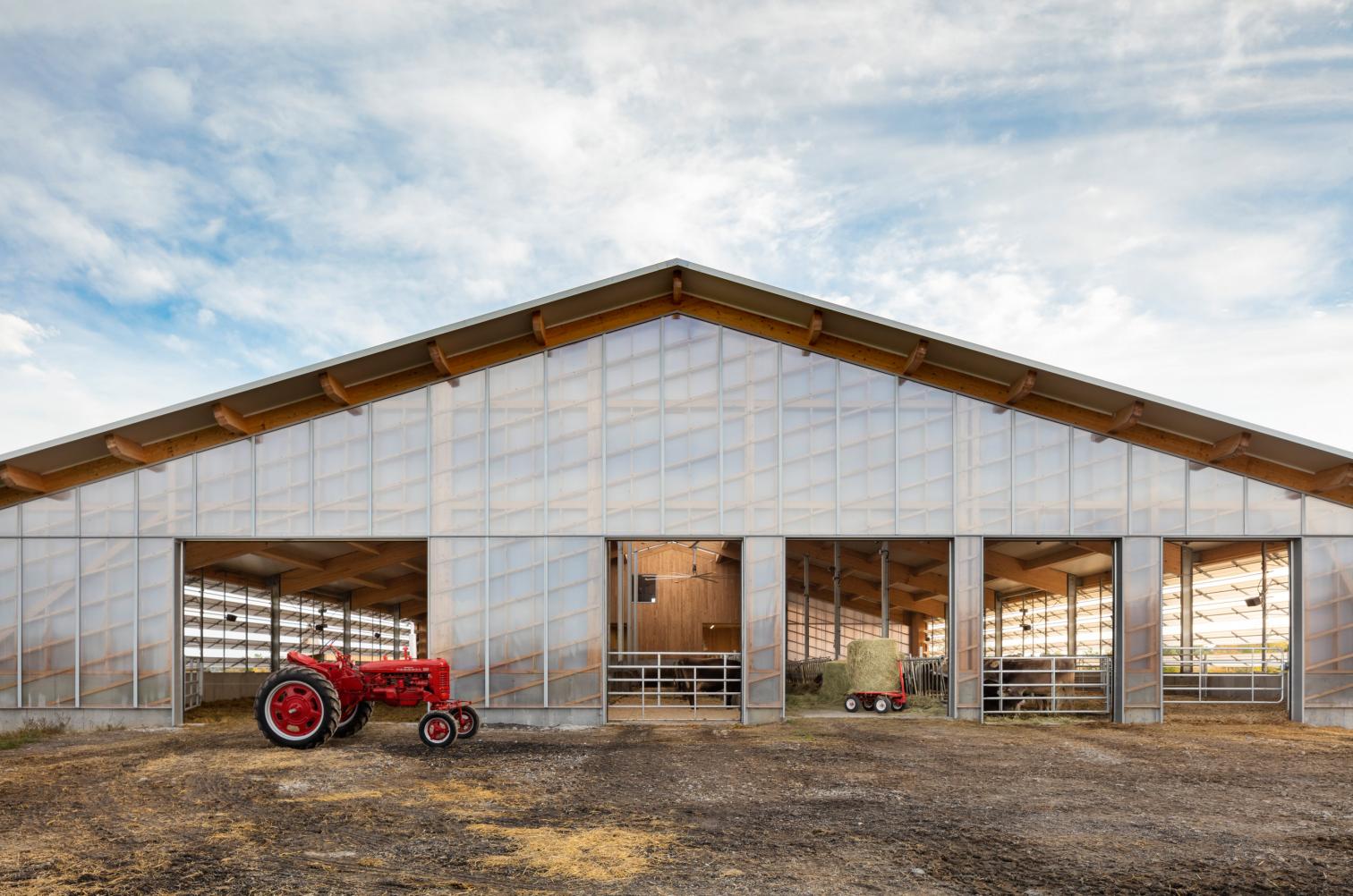 融入自然的奶牛棚设计-7