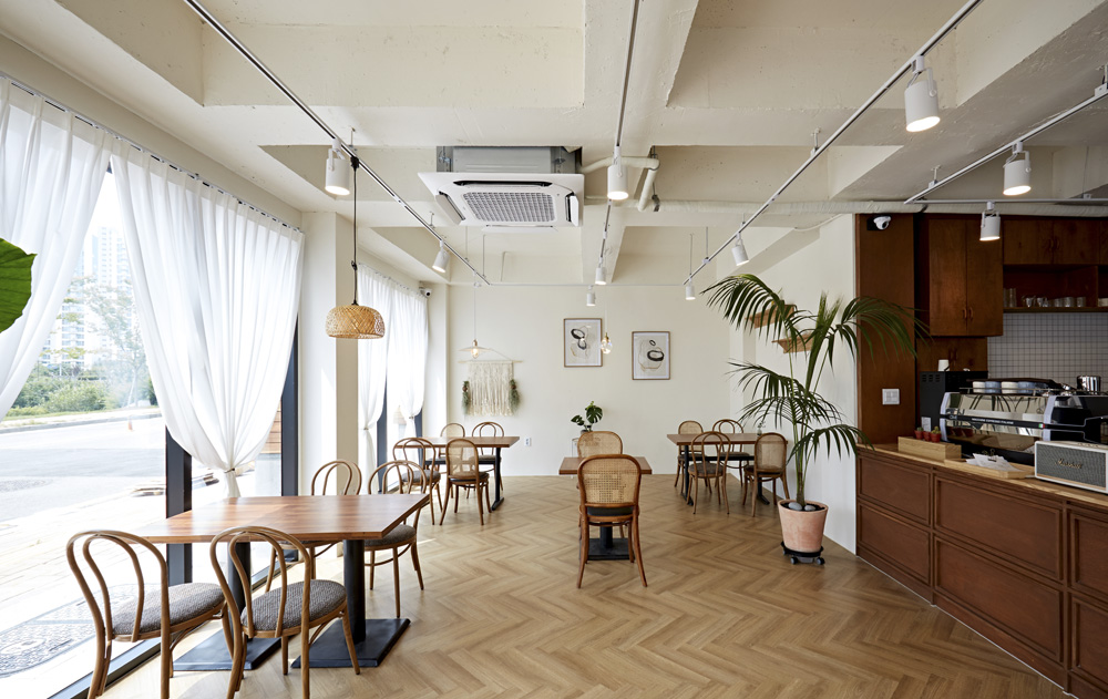 温暖氛围的 28 平米意大利餐厅内饰设计-6