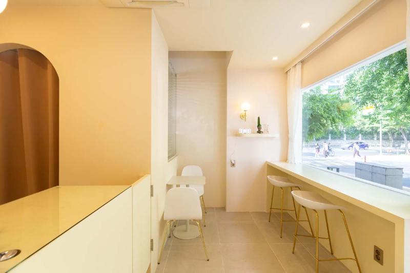 简约清新六坪蛋糕店设计-5