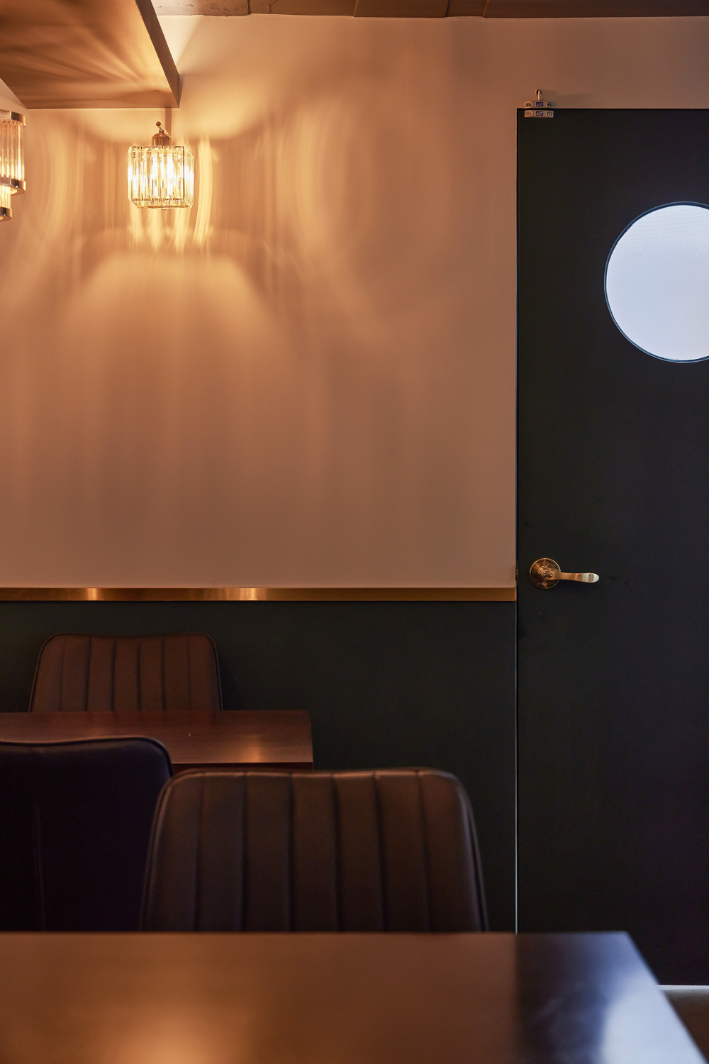 "葡萄酒庄的精致设计 | 14 平米的小空间，无限可能的视觉盛宴"-11