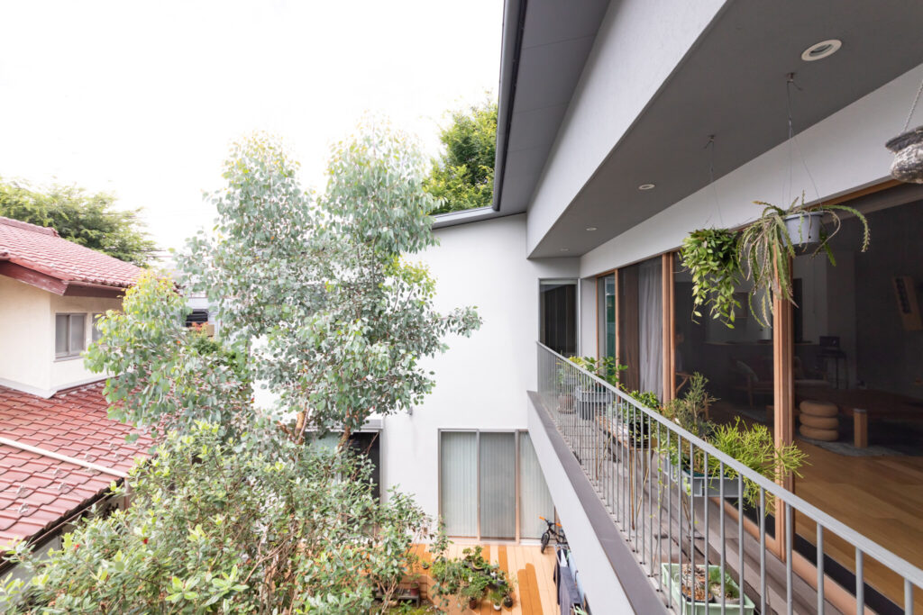 物語のあるものに囲まれて　多様な素材使いが生み出す愛着がわく独自の空間 | Style of Life | 100%LiFE-1