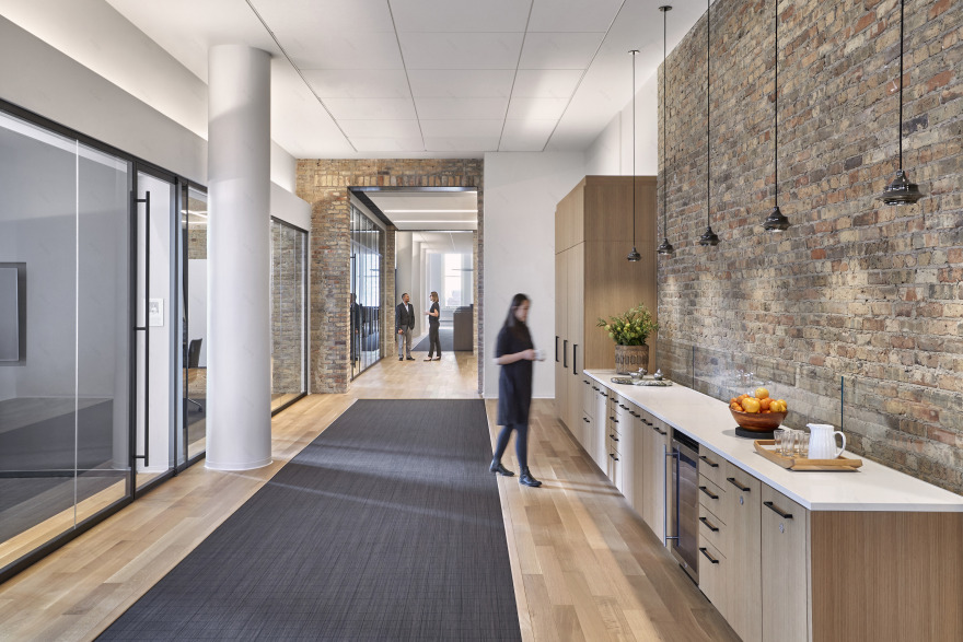 芝加哥历史建筑中的现代律师事务所办公室-11