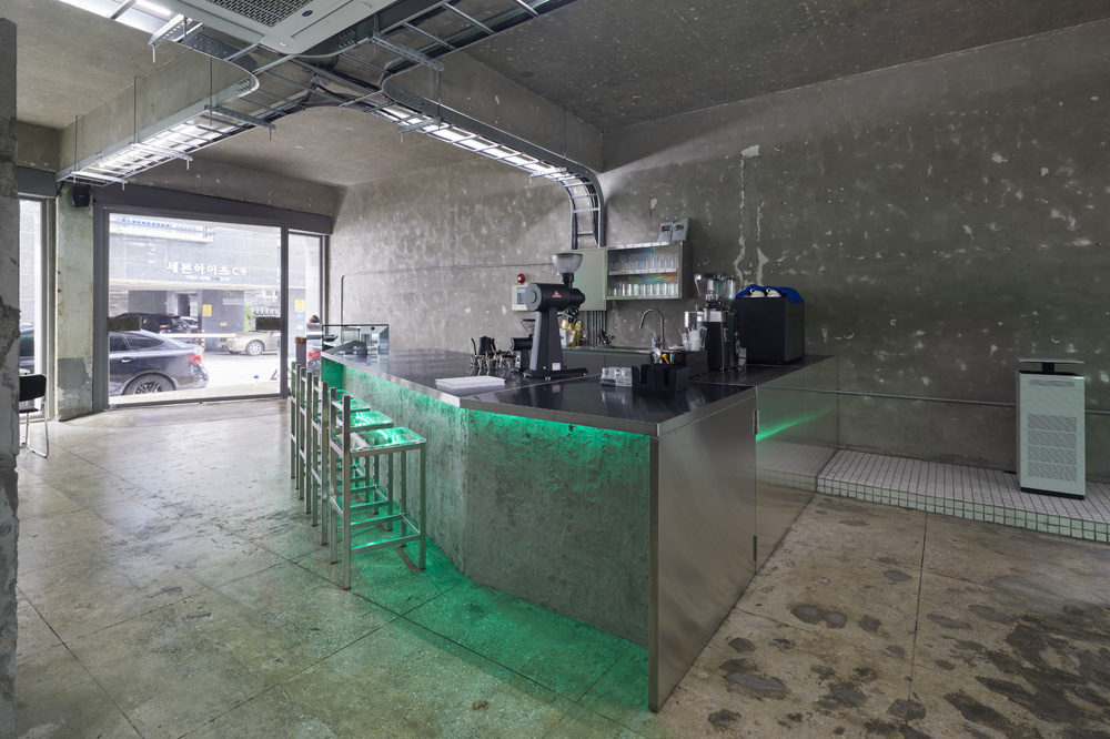 照明点亮的工业风咖啡厅设计-7