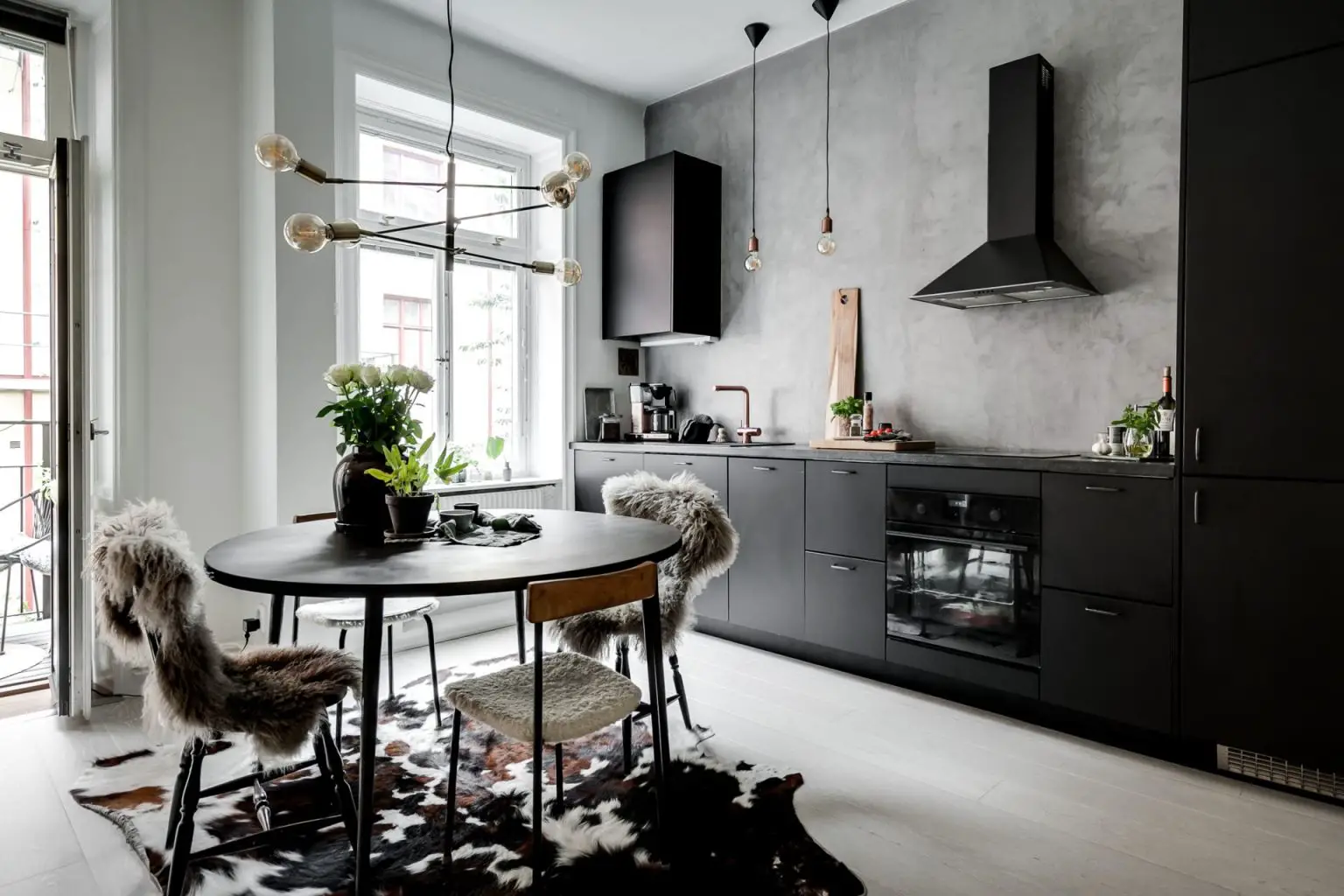 44 平米瑞典公寓玩转玻璃隔断与色彩-6