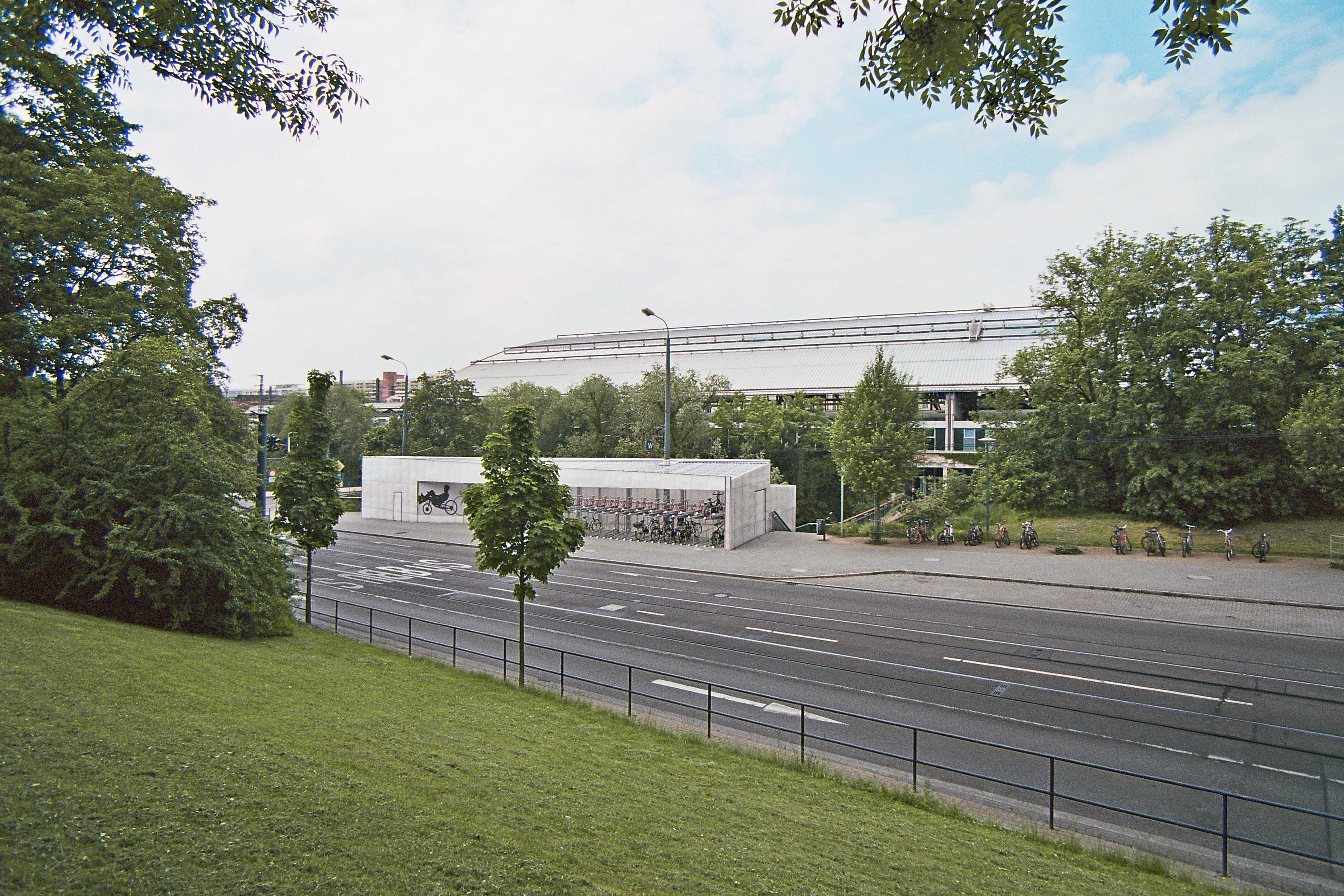 埃弗特冰站自行车停车场-8