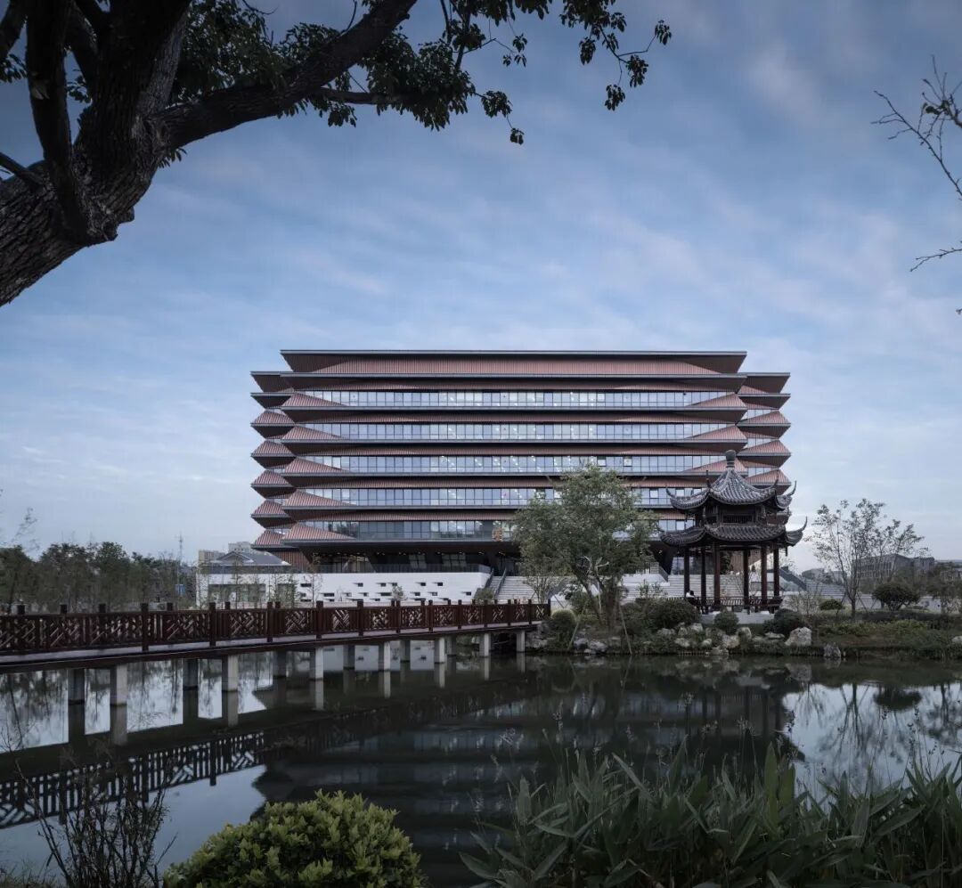 一阁挑江南,悬廊渡书舟:嘉兴大学图书信息中心-1