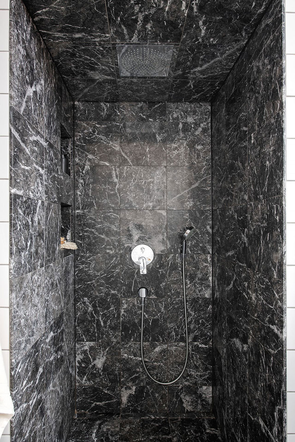 斯德哥尔摩时尚对比风格的美丽公寓-31