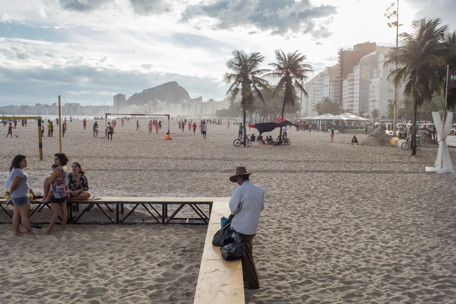 巴西 Copacabana 海滩装置艺术“时间和海滩”-27