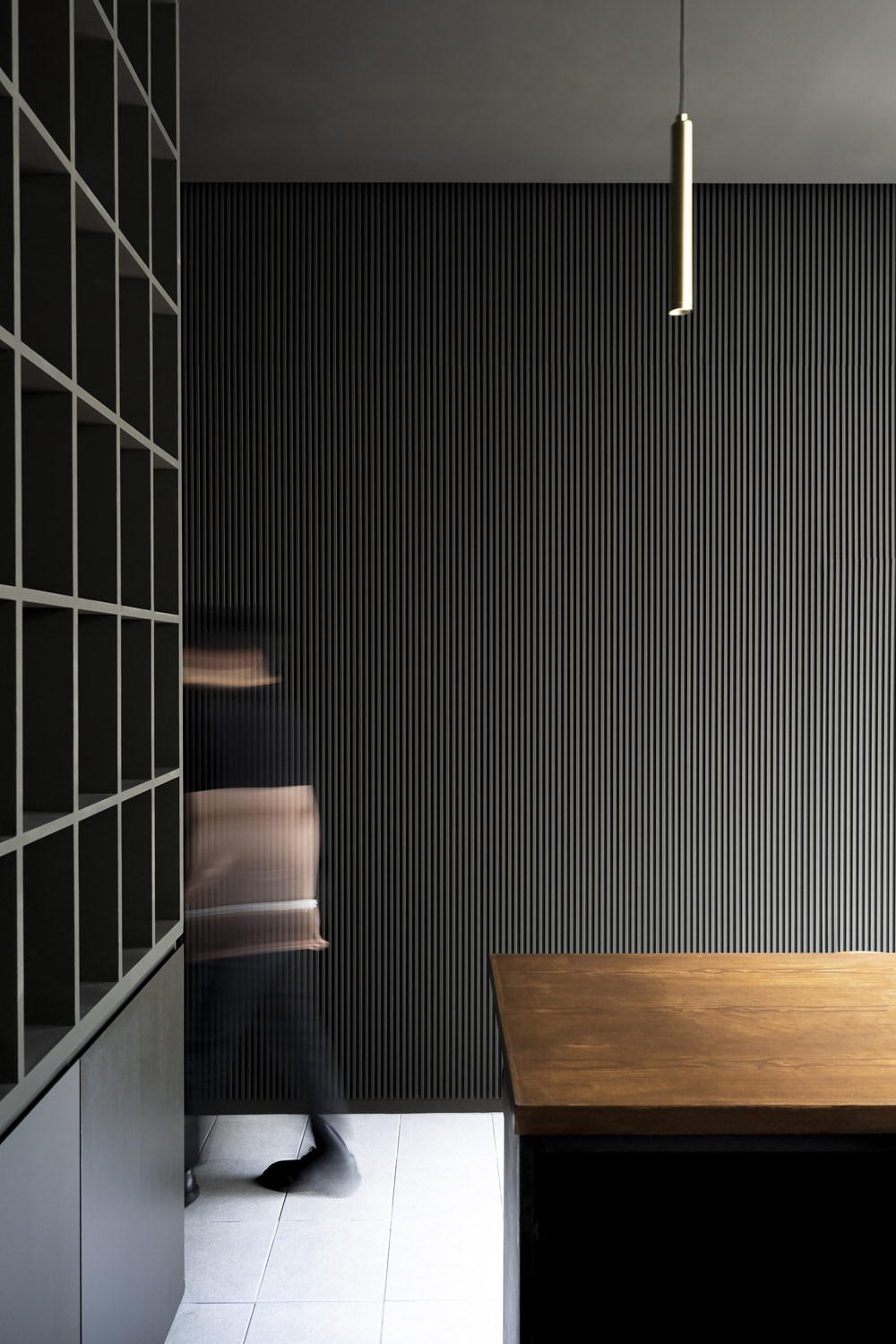 高级黑调，14 平室内设计惊艳之作-10