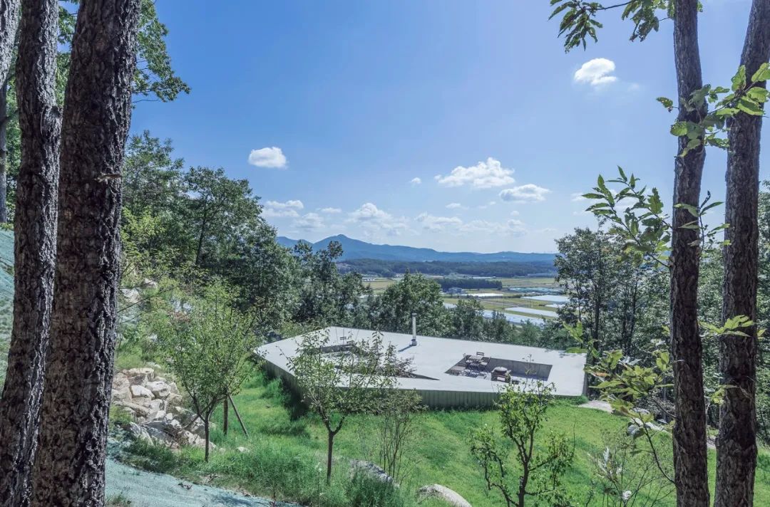 首尔以东的倾斜屋顶乡村住宅-21