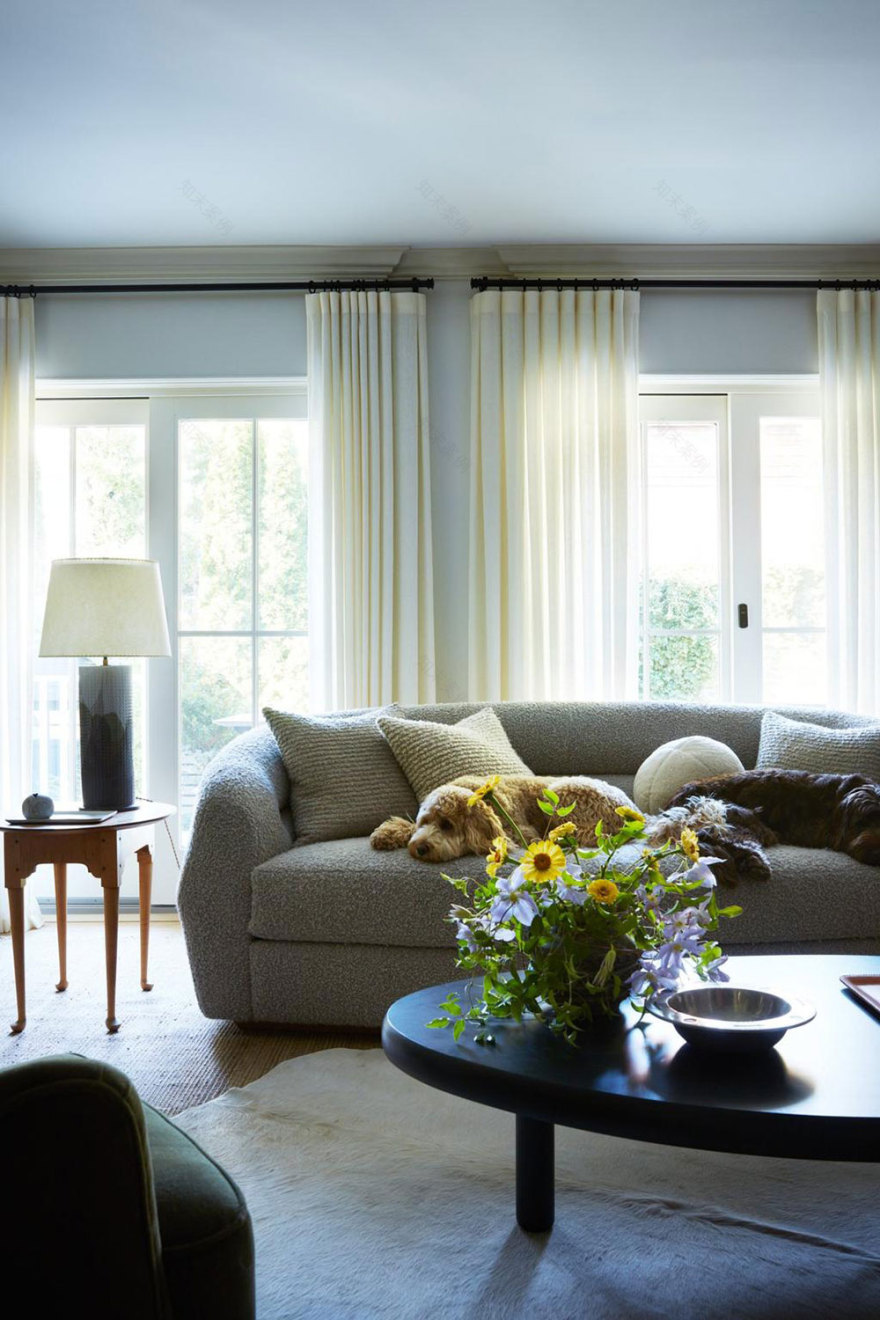 清爽蓝灰空间 | Connecticut 乡村别墅的时尚内饰设计-2