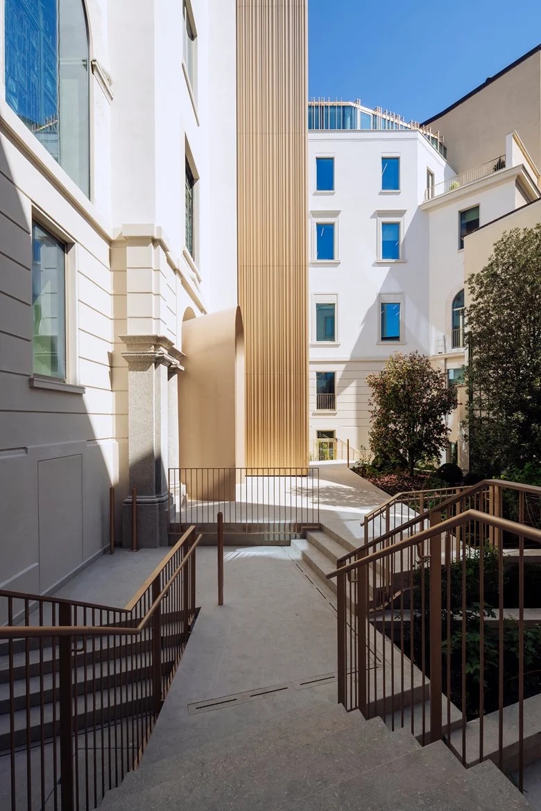 历史上预存和当代目标之间调和的银行办公室设计丨阿方索  费米亚及其工作室（戈者设计）-14