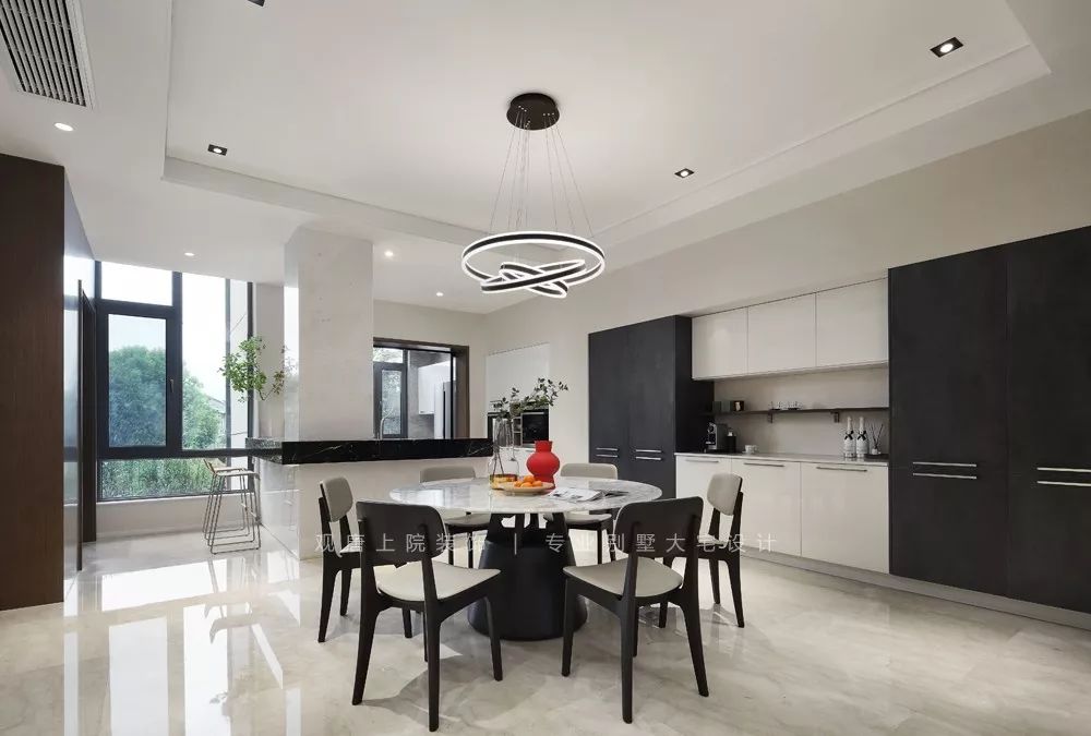 夏宇航打造龙世西湖湾 650㎡私宅,现代简约旋转楼梯成设计亮点-30