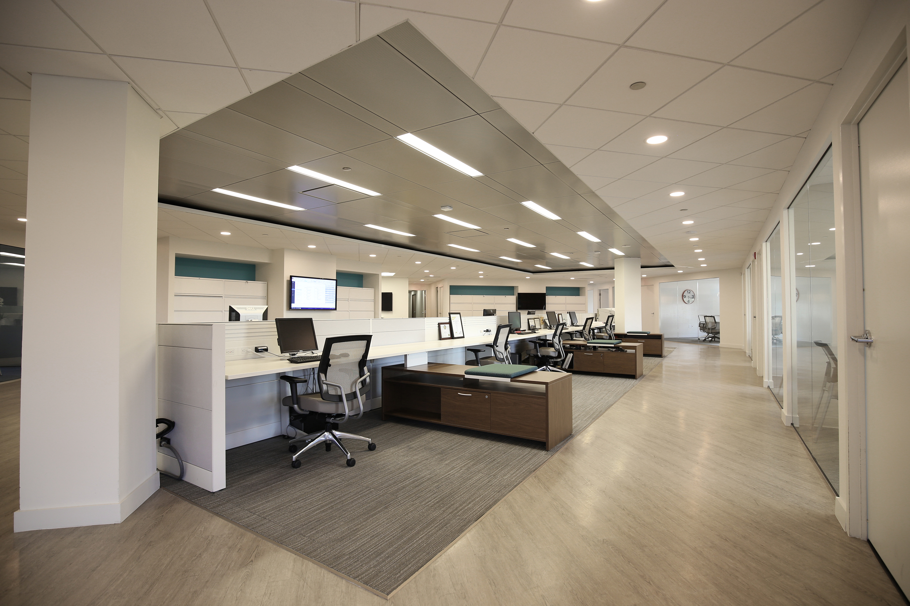 Valcourt Building Services 办公室 | 现代简约与功能性的完美结合-13