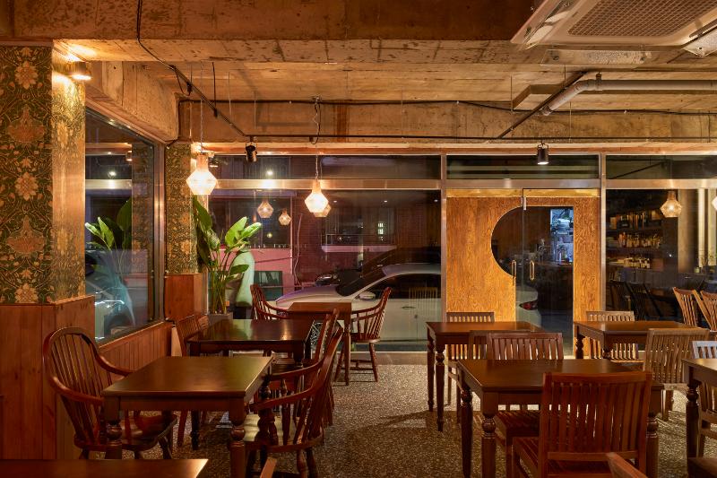 30 平米美食小店，木质元素营造温馨复古风-4