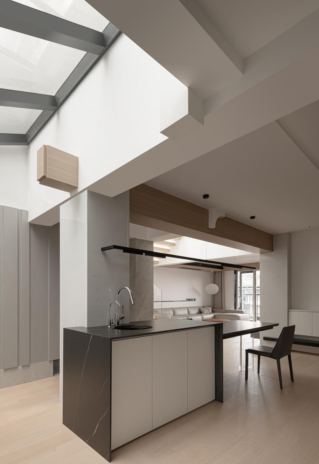 光线与空间的完美融合 · 顶楼平层住宅的创新设计-54