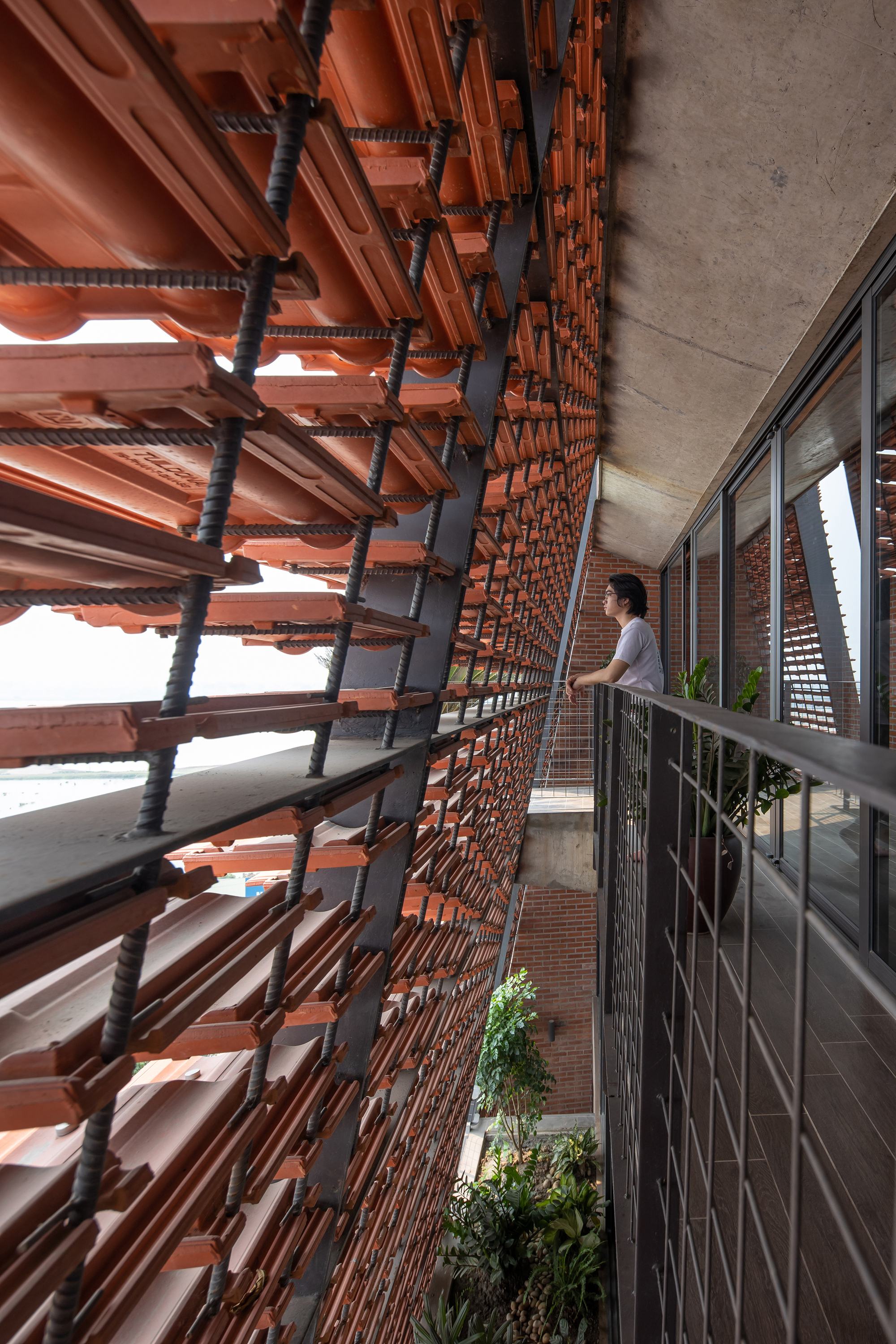 热带风情；热带律动（二者在不同语境中均可准确表意，若仅选一个，可根据具体语境选择热带风情） 丨越南河内丨H&P Architects-15