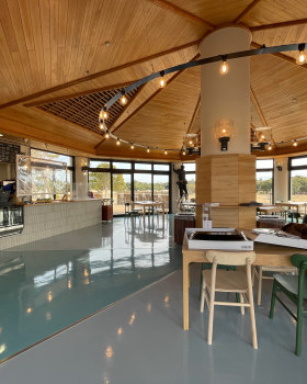 萌萌游戏咖啡馆（注：MOGMOG若为特定品牌名可按音译萌萌，若有更准确背景信息可按需调整） 丨日本福冈丨石井大吾デザイン室一級建築士事務所