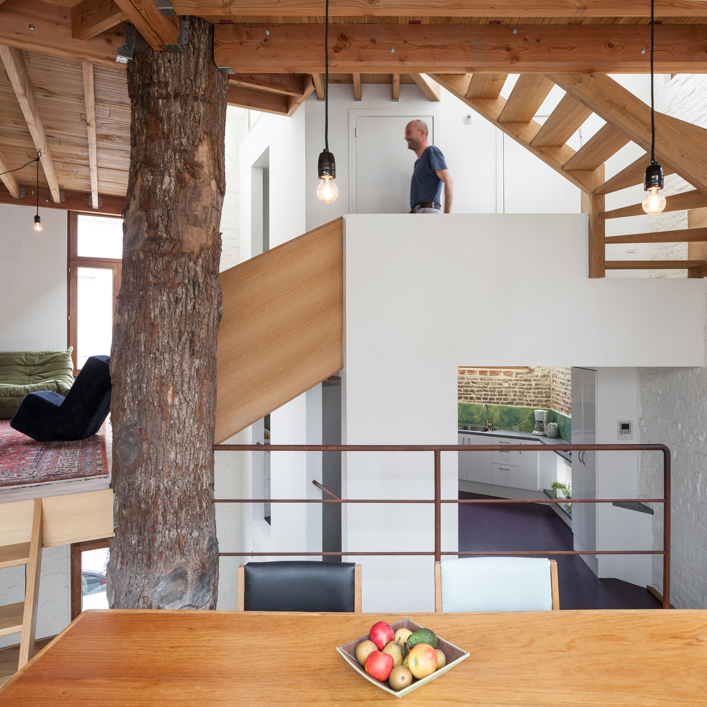 Atelier Vens Vanbelle build pentagonal house around a oak tree trunk-14
