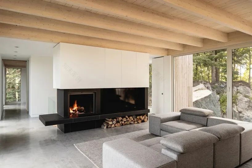 加拿大岩石森林中的木制私人住宅-21