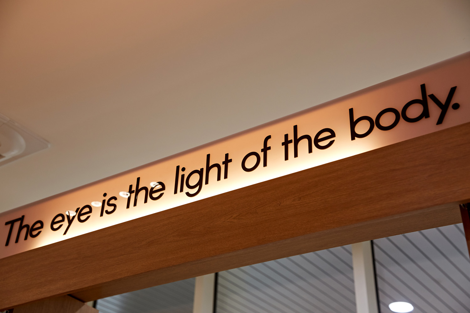 照明点睛之笔 | 高级眼镜店室内设计-19