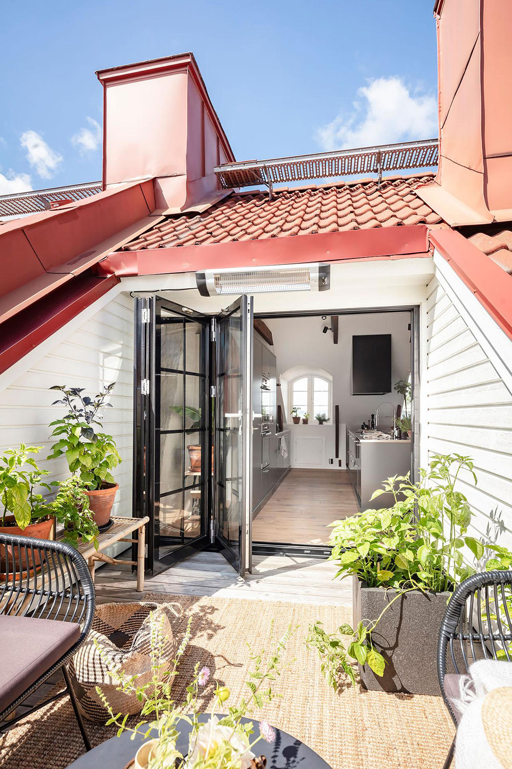 哥德堡红色沙发公寓 | 独特阁楼设计与空间利用-14