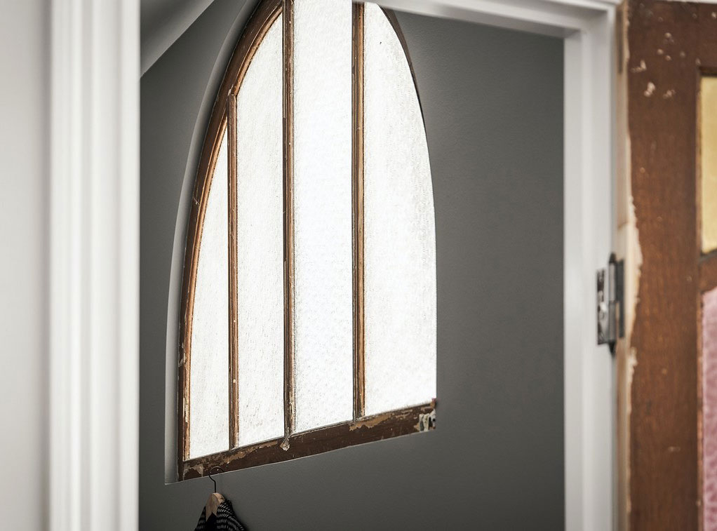 瑞典 42 平米奇趣公寓 | 彩绘玻璃门与黑色木地板的创意设计-11