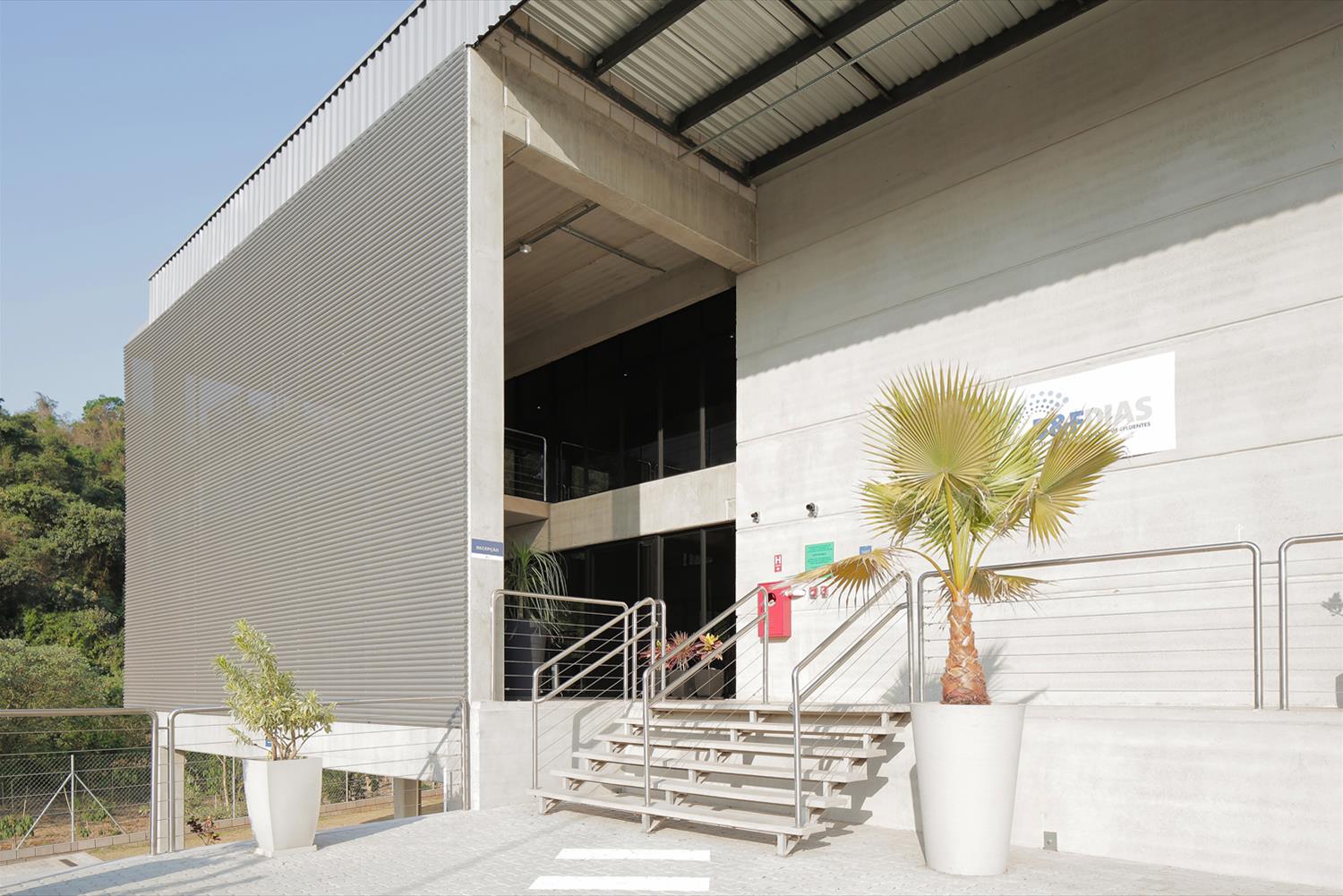 巴西 B&F Dias 工业建筑,尊重自然与现代工业风格的完美结合-9