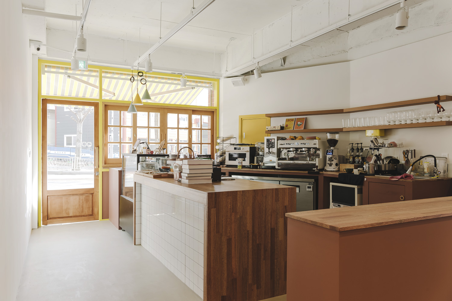 黄色亮点可爱风，20 平米甜品咖啡厅设计成本-5