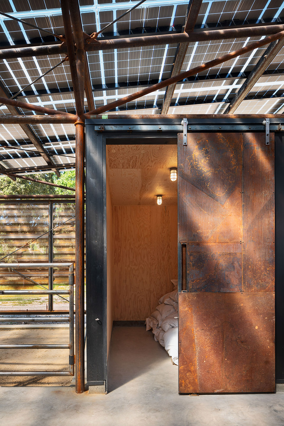 SAXUM 葡萄园设备仓库,美国加州 / Clayton & Little-14