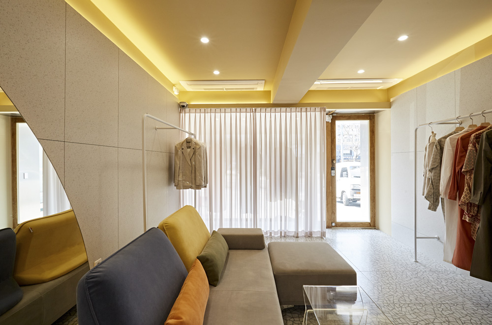 简约照明点亮 13 坪女性服装店-9