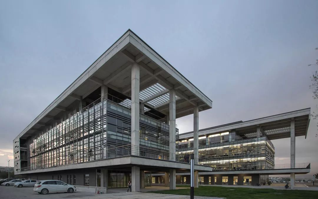 科技园区中的混凝土玻璃建筑-16